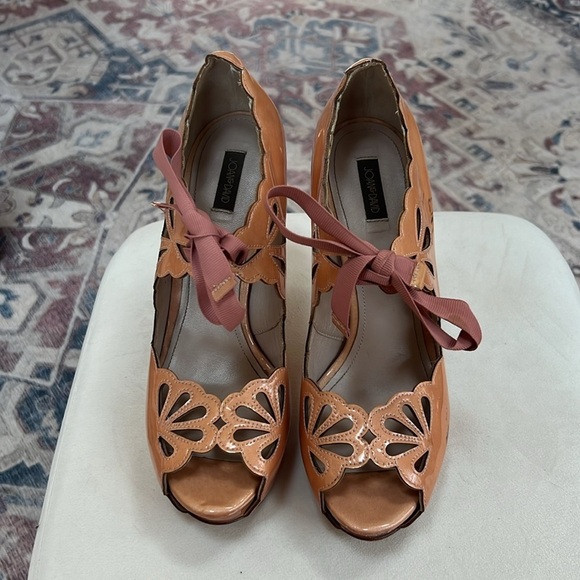 Joan & David Woman's Pink Patent Cicilee Scalloped Ribbon Tie Mary Jane Pump - Picture 3 of 10